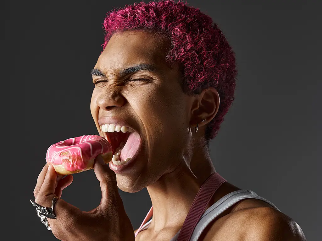 Reducir el azúcar no tiene por qué ser una tortura. Con pasos simples, alimentos inteligentes y recompensas sin culpa, puedes cuidar tu salud sin perder sabor ni placer.
