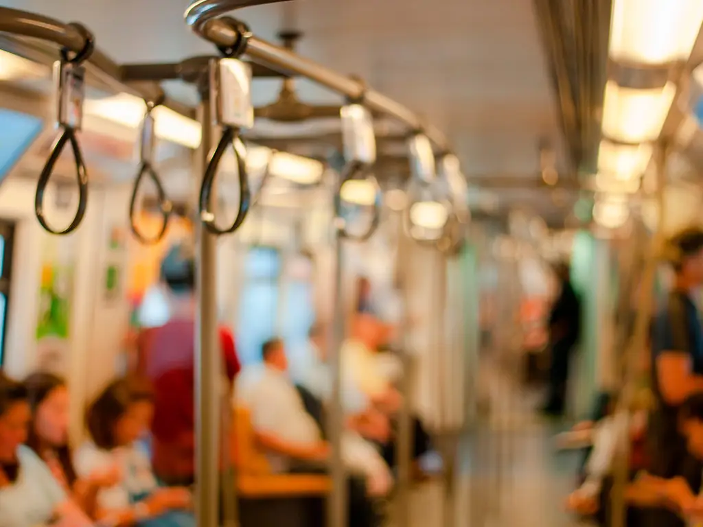 Un pasajero del Metro de Santiago fue víctima de agresión homofóbica tras abrazar a su hermana. El agresor gritó: "No me gustan los gays ni los comunistas"