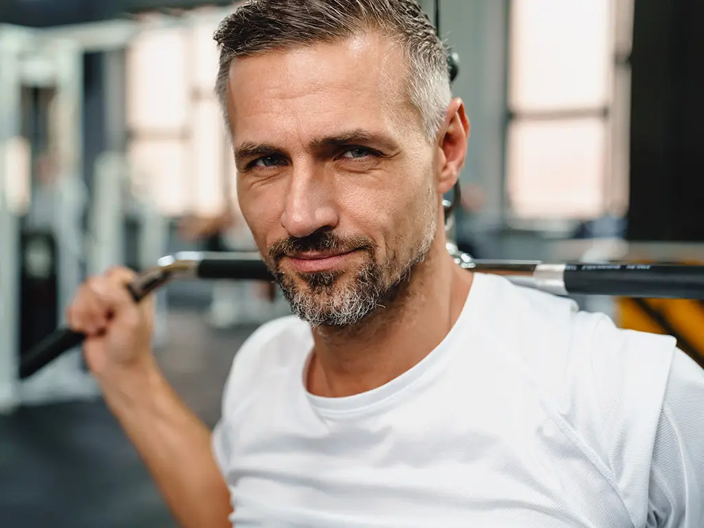 ¿Quieres eliminar la barriga a los 40? Descubre cómo entrenar, comer y descansar mejor para lograrlo sin dietas extremas ni rutinas imposibles.