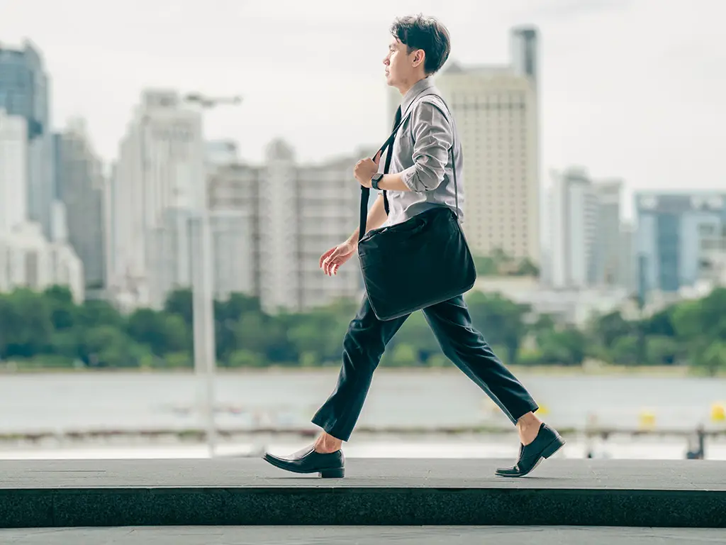 Japanese Walking es la tendencia viral de caminata japonesa que alterna intensidad y descanso. Ideal para ponerse en forma sin correr ni ir al gym. Efectiva, fácil y sin excusas.