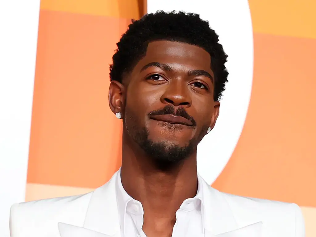 Lil Nas X rompe el silencio tras su impactante arresto en Los Ángeles. En un video íntimo, comparte cómo vivió los días más aterradores de su vida.
