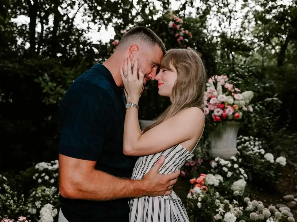Taylor Swift y Travis Kelce anuncian su compromiso con fotos románticas y un mensaje viral. La pareja confirma su amor tras dos años de relación.
